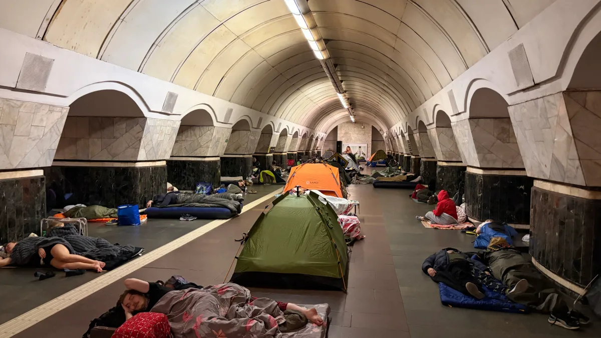 Liveblog Ukrainekrieg: Luftangriff auf Kiew: Menschen suchen in der U-Bahn Schutz