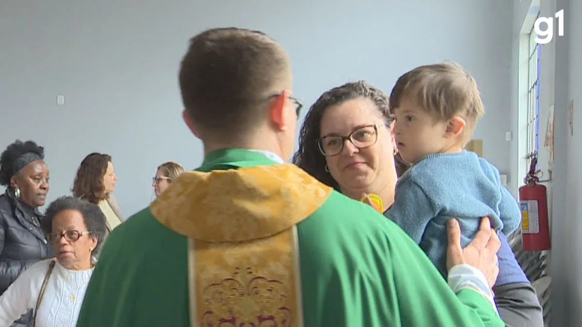 Primeira missa inclusiva do RS tem intérprete, som baixo e luz suave para acolher famílias atípicas