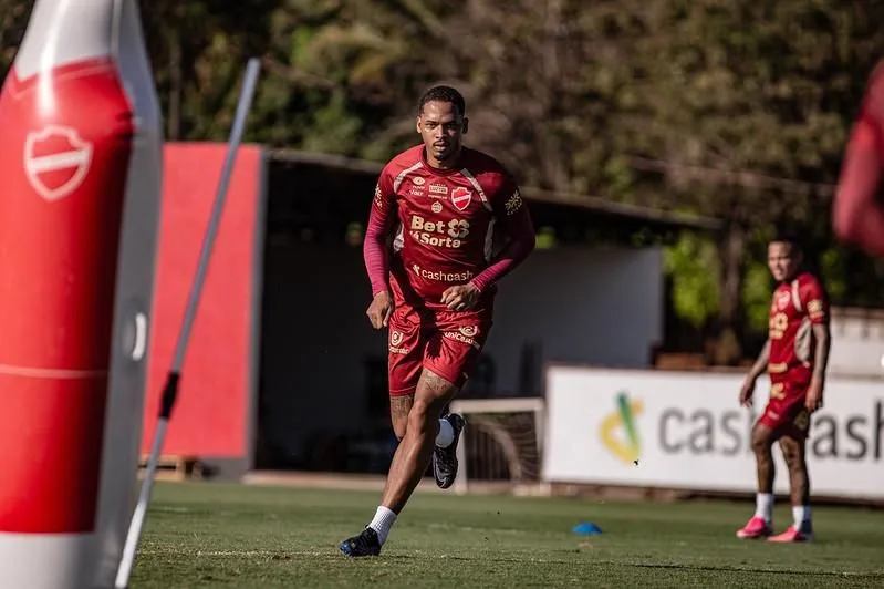 Caique Jesus deixa o Vila Nova após apenas 12 minutos em campo