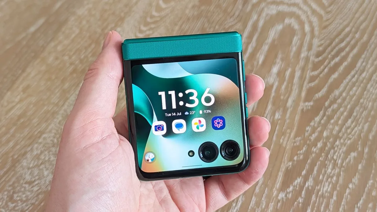 I spent two weeks with the Motorola Razr 2026, and while it's still the best mid-range flip phone, it left me wanting more