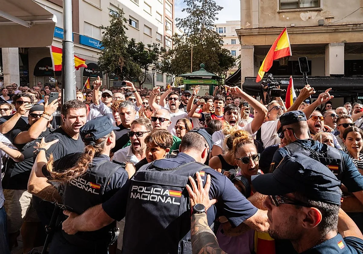 «Ceuta no es un CETI»: los vecinos salen a la calle para reclamar la vuelta a la normalidad