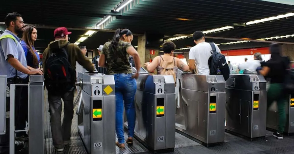 Metrô de SP passa a aceitar pagamento por aproximação em todas as catracas a partir de segunda