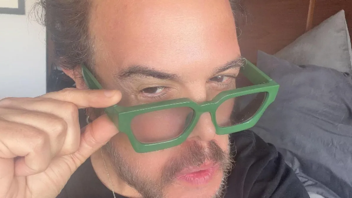 Aleks Syntek publica mensajes preocupantes tras aparecer sin peluquín en redes sociales