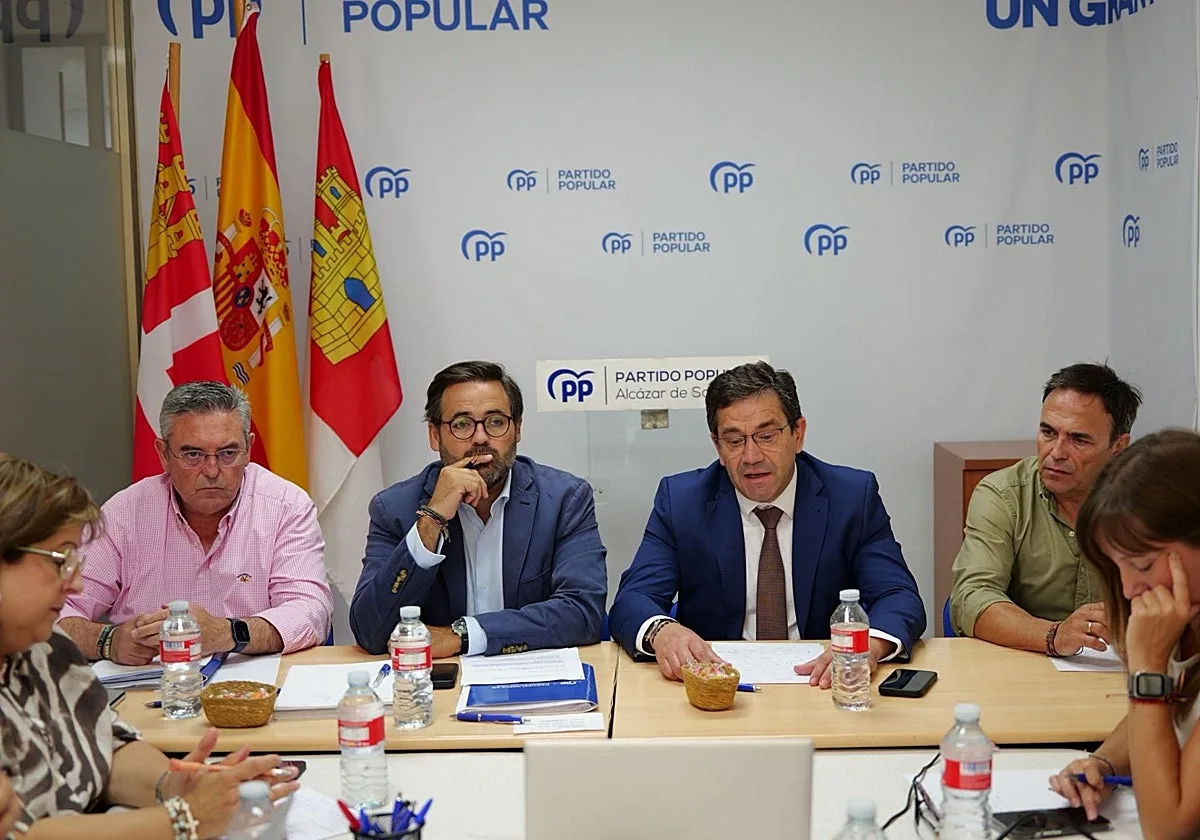 Núñez promete que no saldrá «ni una gota de agua» de Castilla-La Mancha hasta que riegue el último agricultor