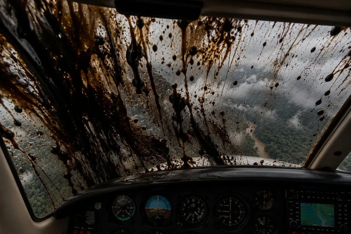 Vazamento de óleo, motor desligado e voo sobre as nuvens: os minutos de tensão antes de pouso forçado no Acre