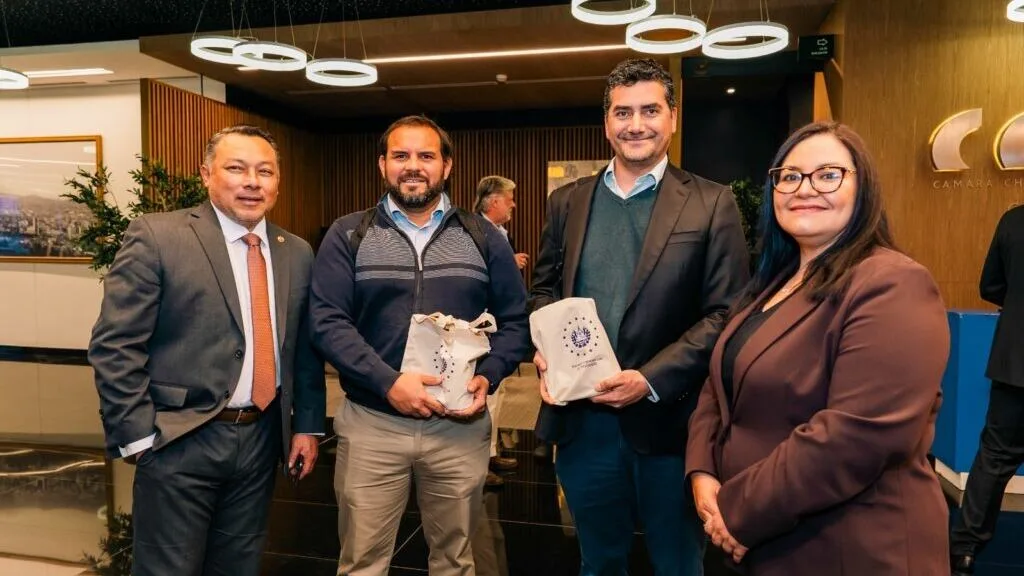 El Salvador presentó en Chile proyectos de vivienda y turismo a más de 40 empresas constructoras