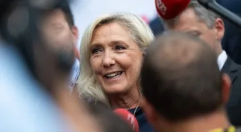 Condenada por desvio de fundos. Le Pen lidera sondagens para Presidenciais em França