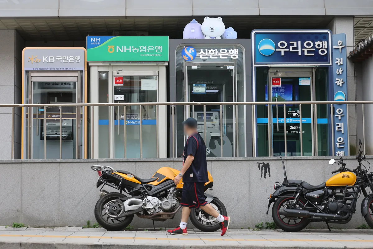 [단독]국내 은행 14곳, 3년 전보다 대출 기준금리 0.72%p 내렸는데 대출금리는 0.15%p 하락하는 데 그쳐