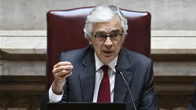 Aguiar-Branco alerta sobre limites legais de CPI ao MAI. Ventura responde