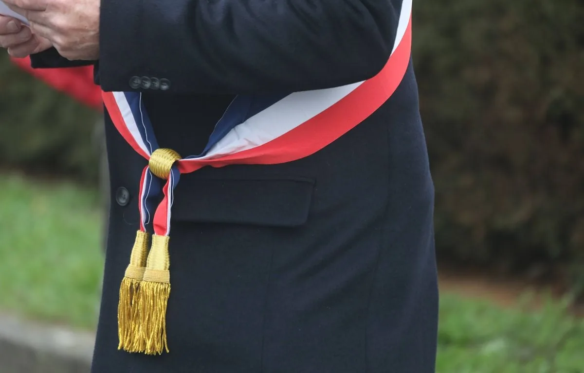 Associé au nazisme sur les réseaux sociaux, le maire de Besançon porte plainte