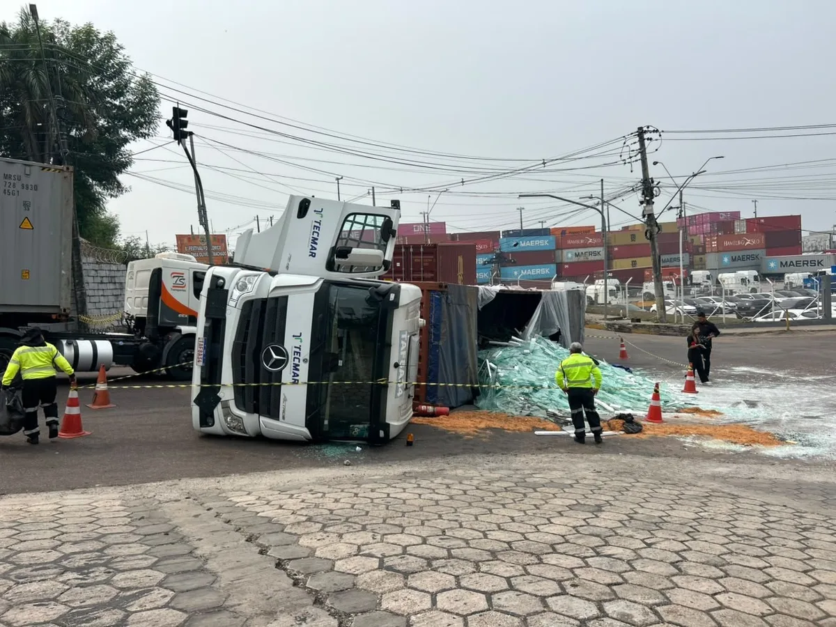 Caminhão carregado de vidro tomba em rua de Manaus e afeta trânsito; VÍDEO