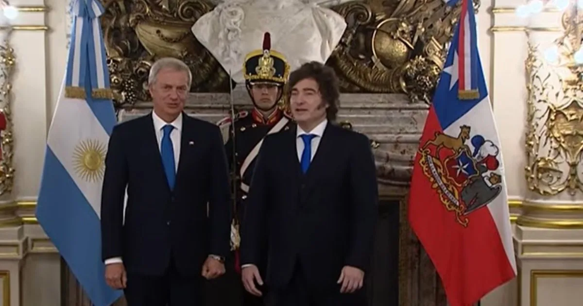Javier Milei y sus medidas, EN VIVO: en medio de la polémica por el Estrecho de Magallanes, el Presidente viaja hoy a Chile para reunirse con su par José Kast