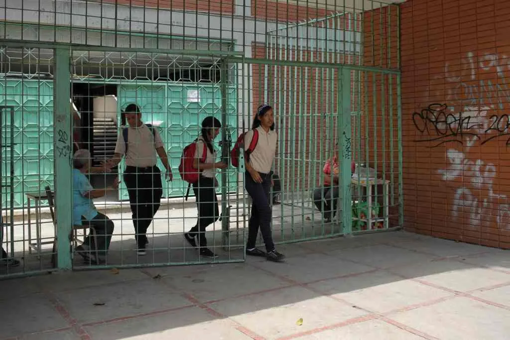 Ministerio de Educación “relanza” las Bricomiles pese a críticas por opacidad y viejos errores de gestión
