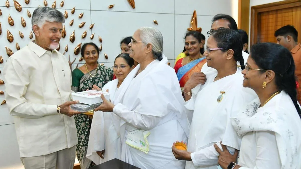 Women leaders, Brahma Kumaris tie rakhi to Chandrababu Naidu