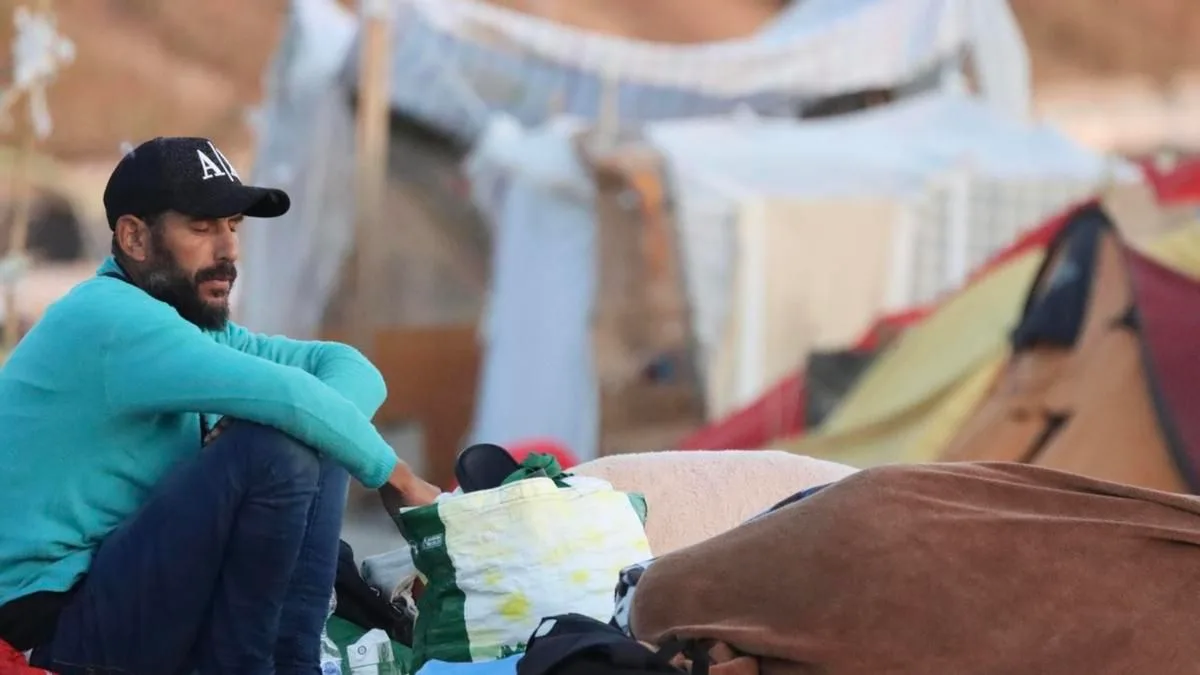Un centenar de vecinos vuelven a salir a la calle para protestar: "Ceuta no se vende, Ceuta se defiende"