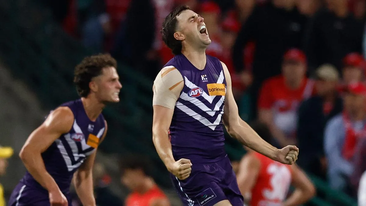 AFL finals: Fremantle Dockers storm into grand final with stunning finish in prelim against Sydney
