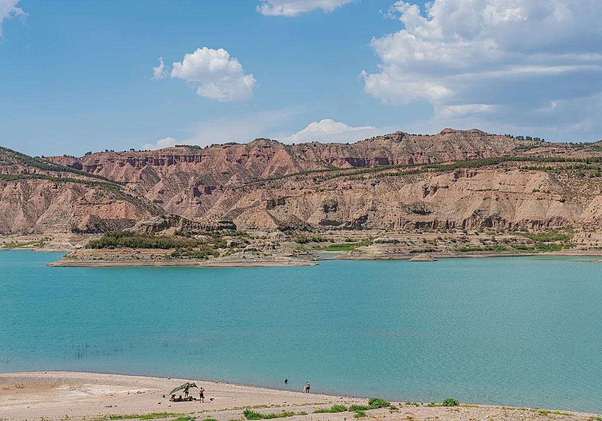 El embalse andaluz con agua turquesa donde bañarse, hacer kayak y pasar el día sin pisar la costa