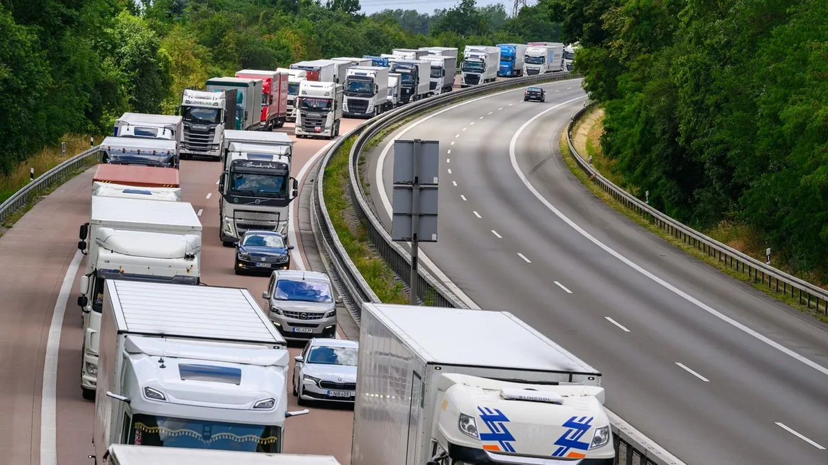 Wegen Niedrigwasser: Lkw-Fahrverbot: Berlin und Brandenburg verlängern Lockerung