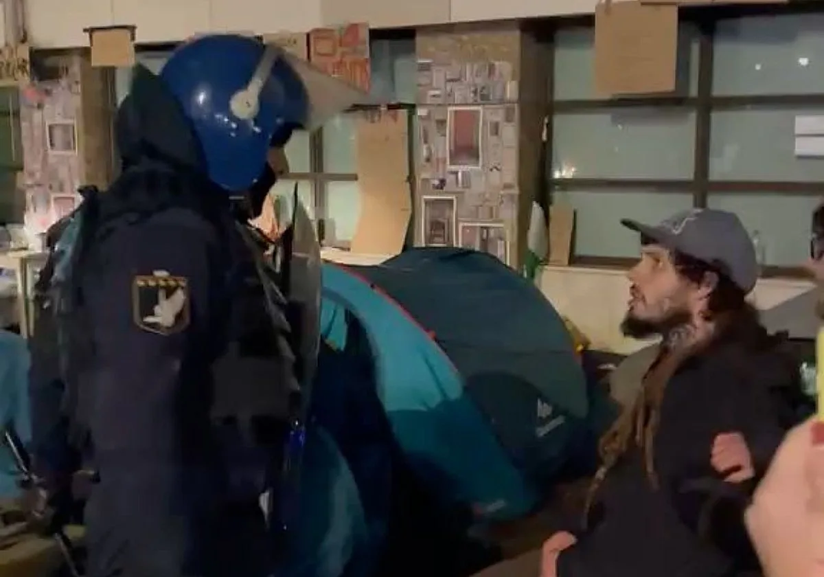 La Policía desaloja de madrugada la acampada por la vivienda en Oporto