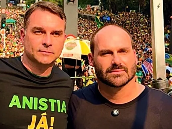 Eduardo curte post em que irmão de Bolsonaro diz que Flávio ‘não arrasta multidões’