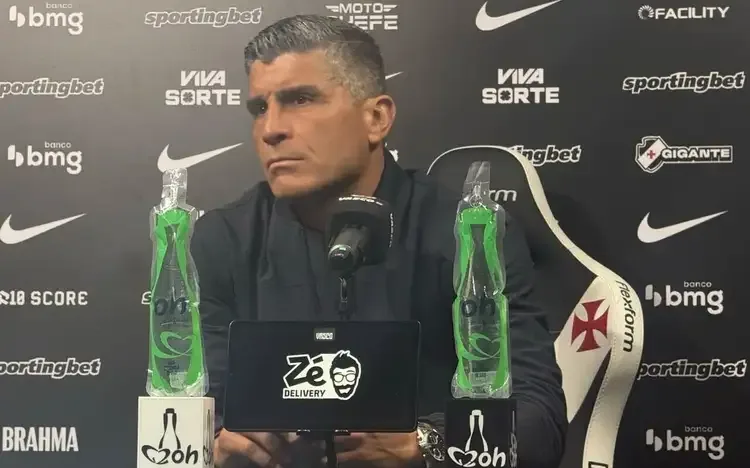 “Fui mais parte da torcida”: Pedro Emanuel exalta atuação do Vasco na goleada sobre o Coritiba
