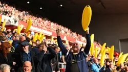 Bananas: adeptos do Man City recuperam tradição de 1987