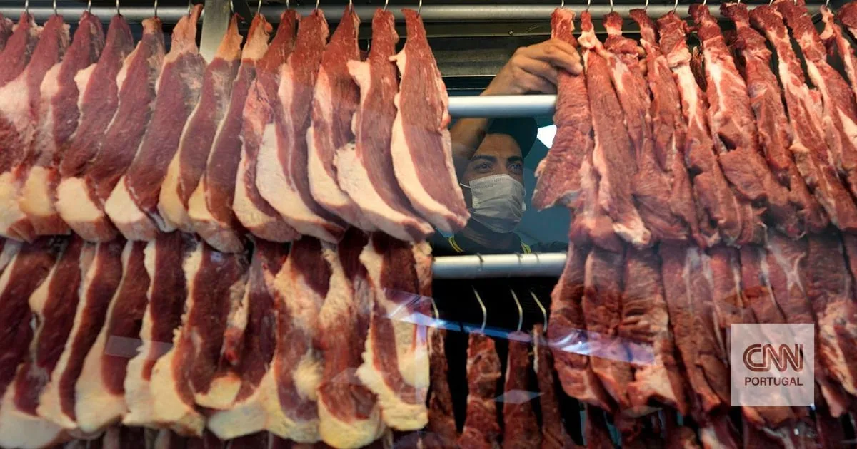 Portugal deixa de receber carne do Brasil. Agricultores pedem medidas contra a UE e uma investigação ao azeite importado