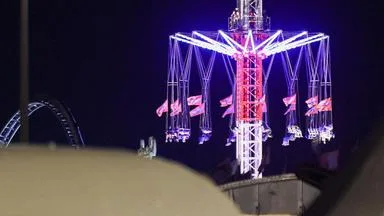 In 30 Metern Höhe: Fahrgäste stecken in Kettenkarussell fest