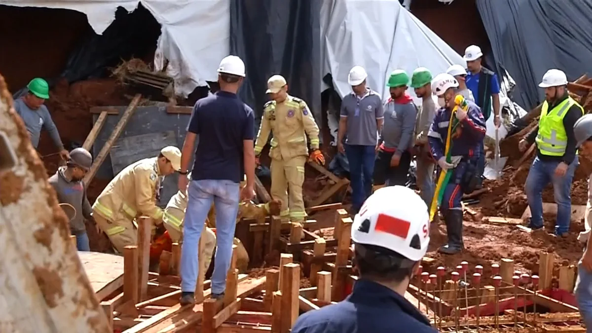 Trabalhadores são resgatados depois de serem soterrados em construção de prédio no Paraná