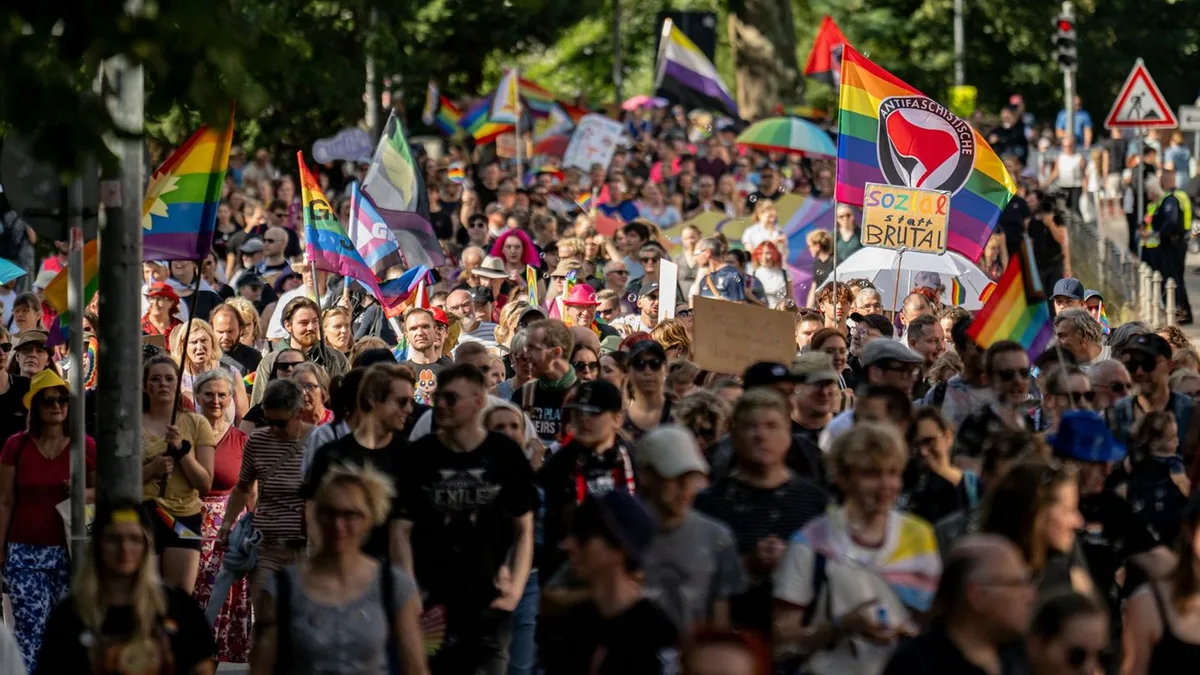 CSD: Christopher Street Day - Bunter Zug trotzt rechter Gegendemo
