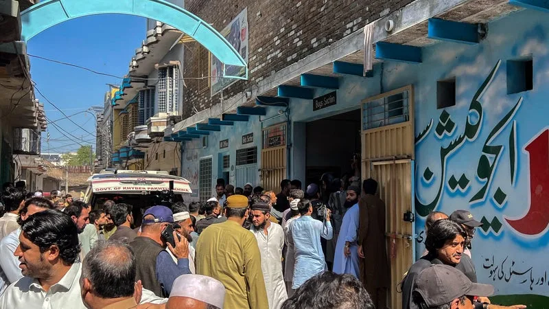 Une trentaine d'enfants et une enseignante tués dans l'effondrement du toit de leur école au Pakistan
