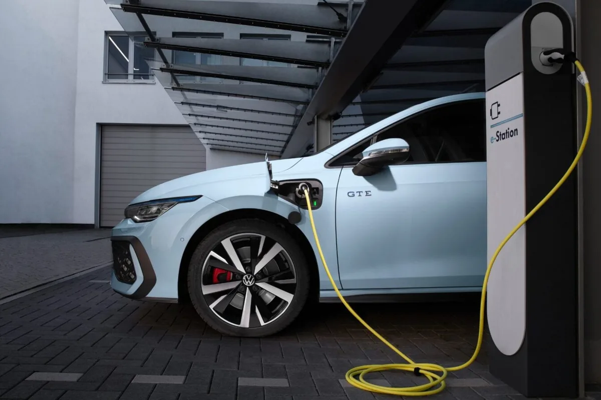 6 fois plus polluantes : les voitures hybrides rechargeables sont-elles le nouveau scandale automobile ?