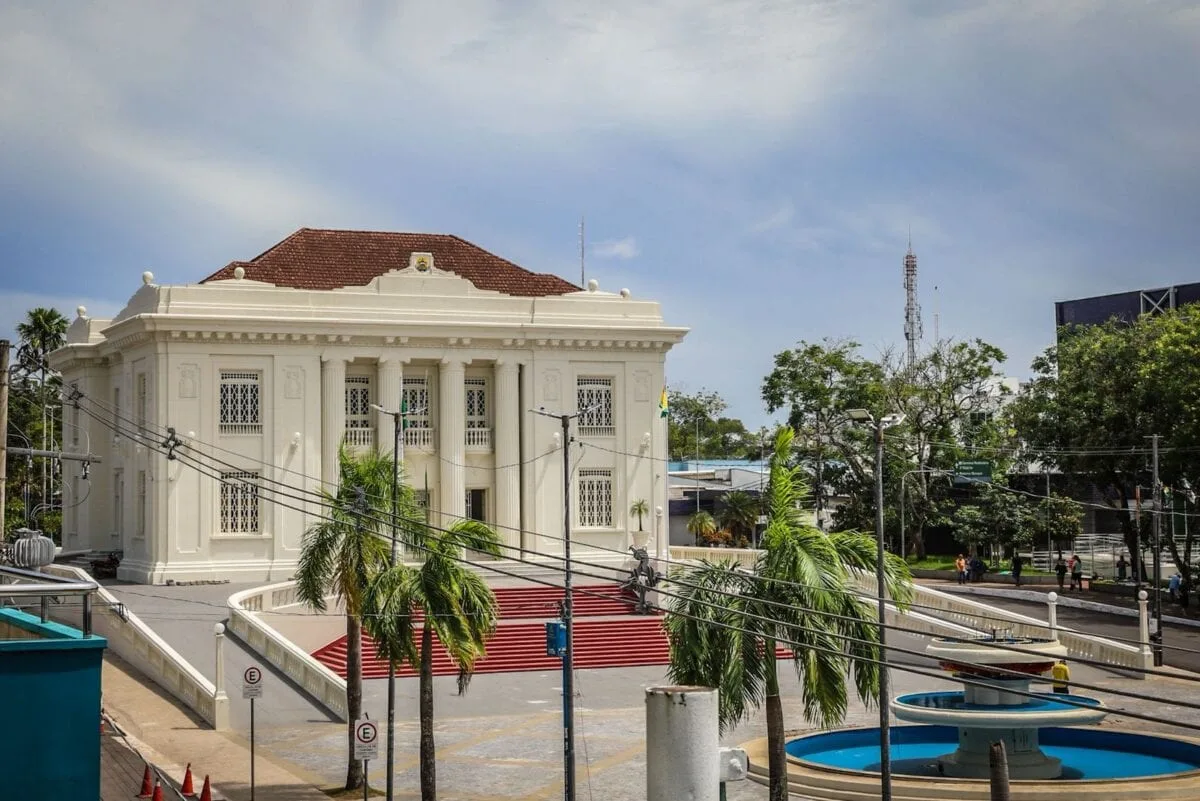 Mailza assina acordo que inclui Acre no Sistema Brasileiro de Inteligência