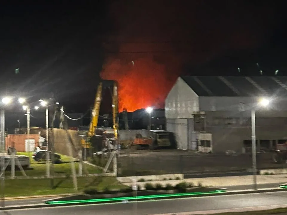 Un incendio afectó a un depósito en Sarandí, cerca del Mercado Frutihortícola