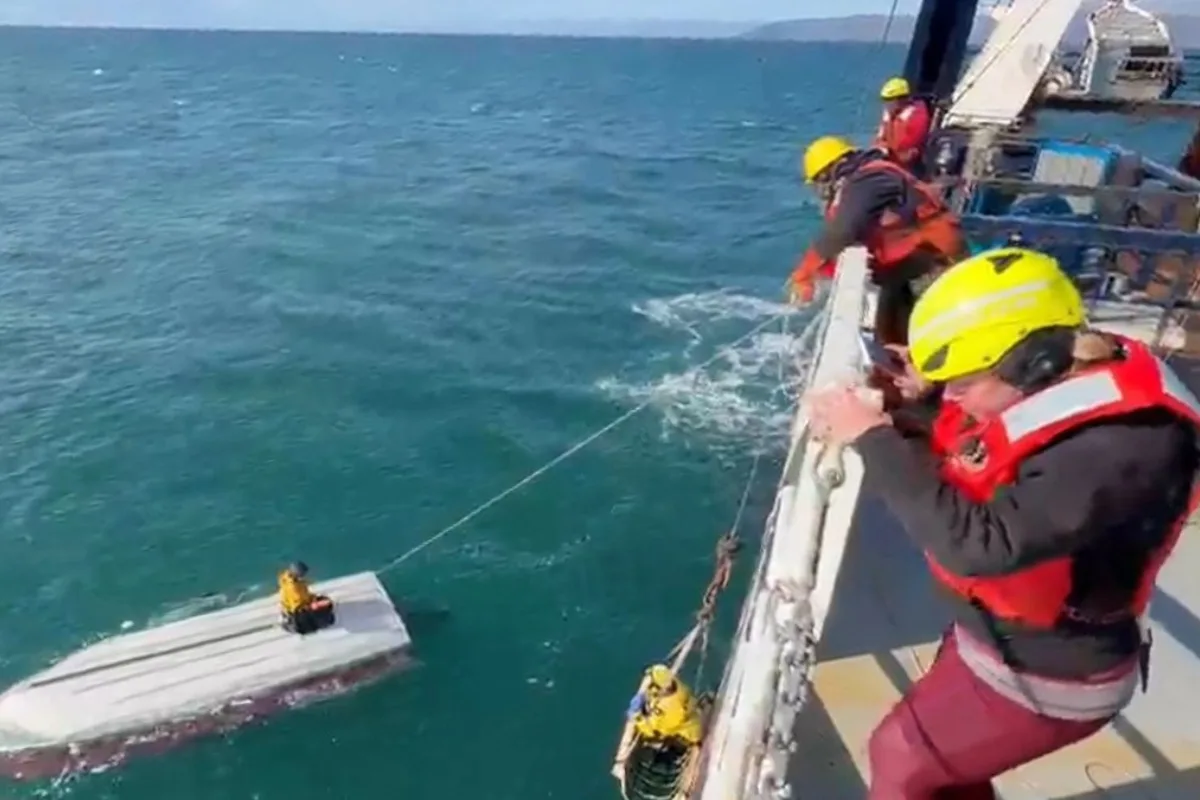 Menino de 15 anos é resgatado após 3 dias à deriva em mar do Alasca