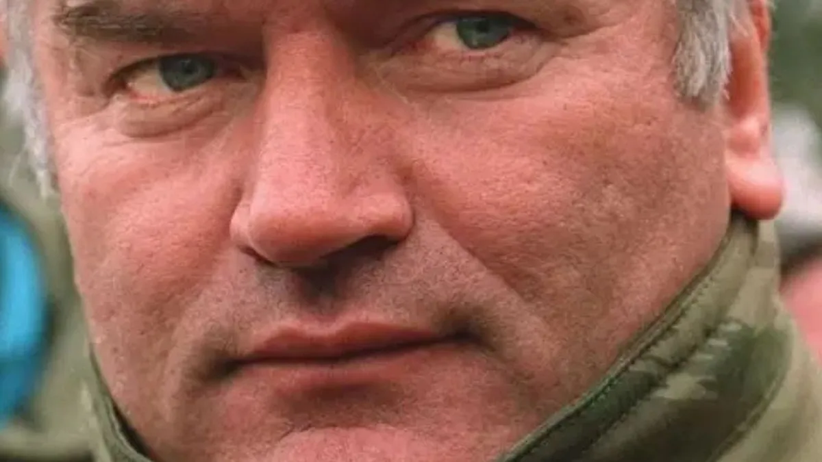 La reacción de Arturo Pérez Reverte al conocer la muerte del ‘carnicero de Bosnia’: “Los gusanos saldrán de su ataúd a vomitar”