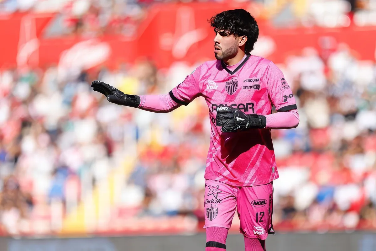 Necaxa sanciona a Luis Jiménez tras enfrentamiento con aficionados en el Estadio Victoria