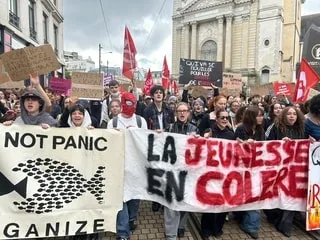 Mobilisation lycéenne : plus de 150 étudiants ont rejoint la place de la République au Mans pour manifester