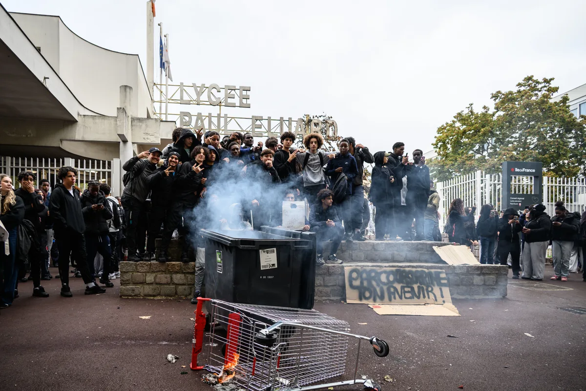 Les poubelles en feu, l'arme révolutionnaire de la jeunesse et des lycéens dans la rue
