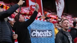 FOTOS: Anfield protesta contra o Manchester City com Oasis ao barulho