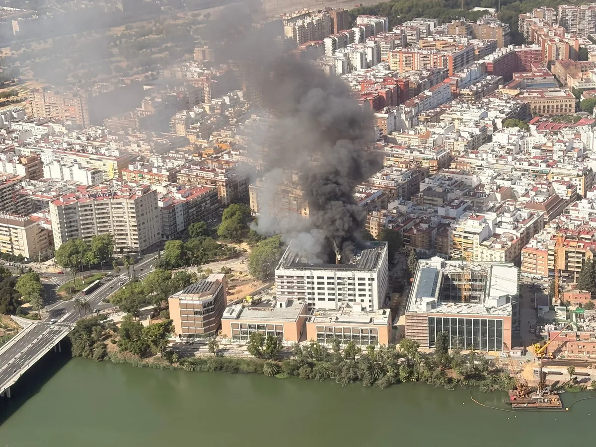 Aparatoso incendio en las obras de un hotel en Sevilla con varias personas atendidas por inhalación de humo