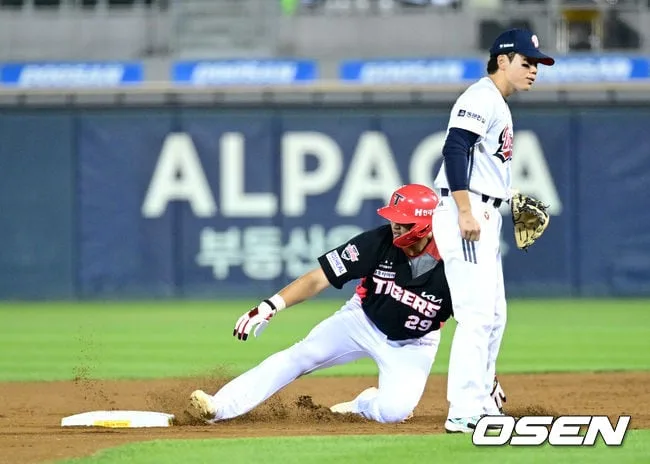 [사진]KIA 변우혁, '2루 무혈입성'
