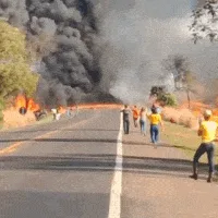 Acidente entre carreta-tanque e carro fecha BR-163 e deixa feridos