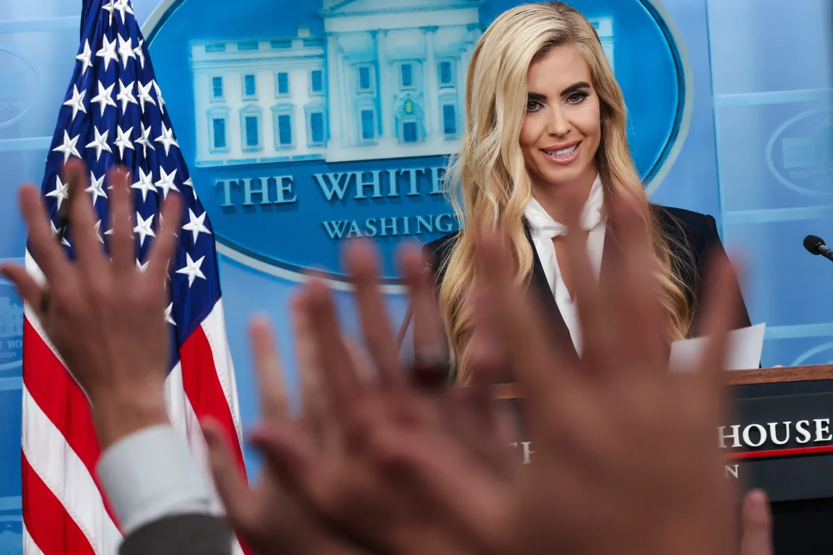 La nueva portavoz de prensa de Trump debuta con tropiezos en el atril de la Casa Blanca