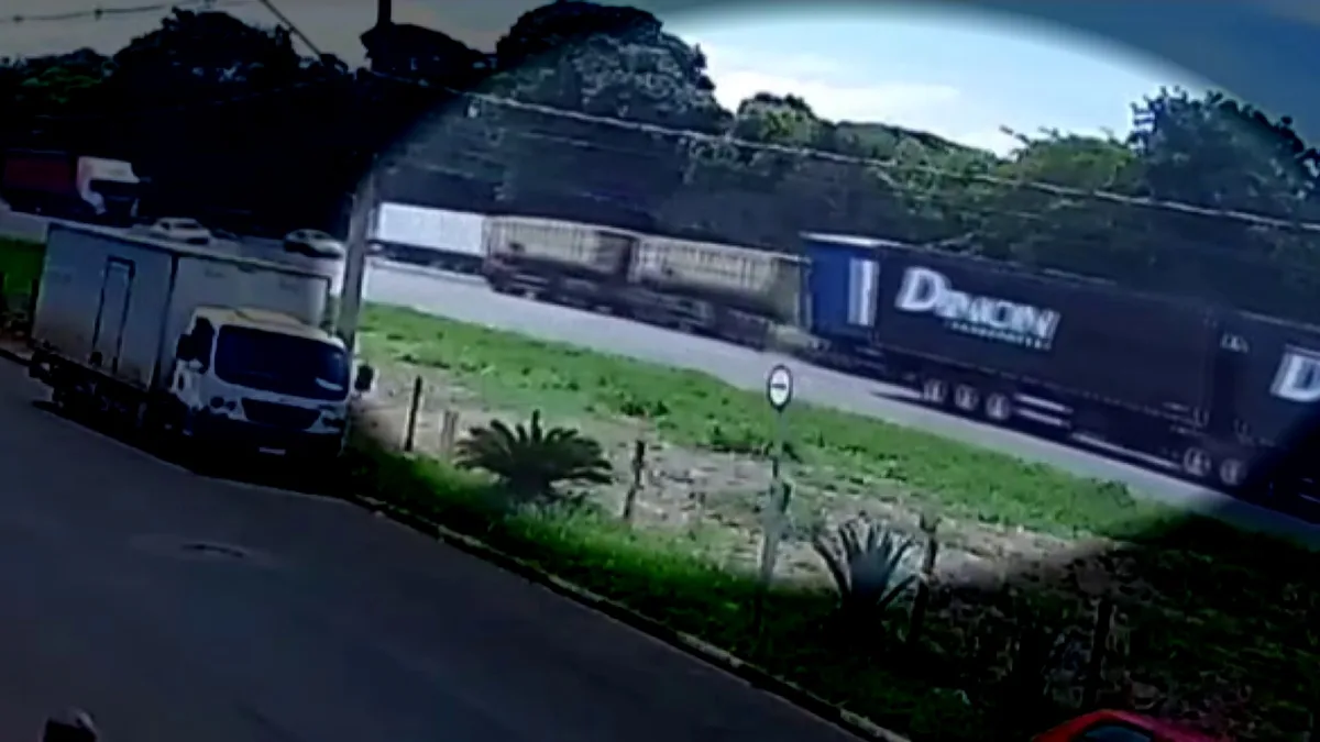 Vídeo mostra quando carreta bate em caminhão e atravessa canteiro na Rodovia Anhanguera em Limeira
