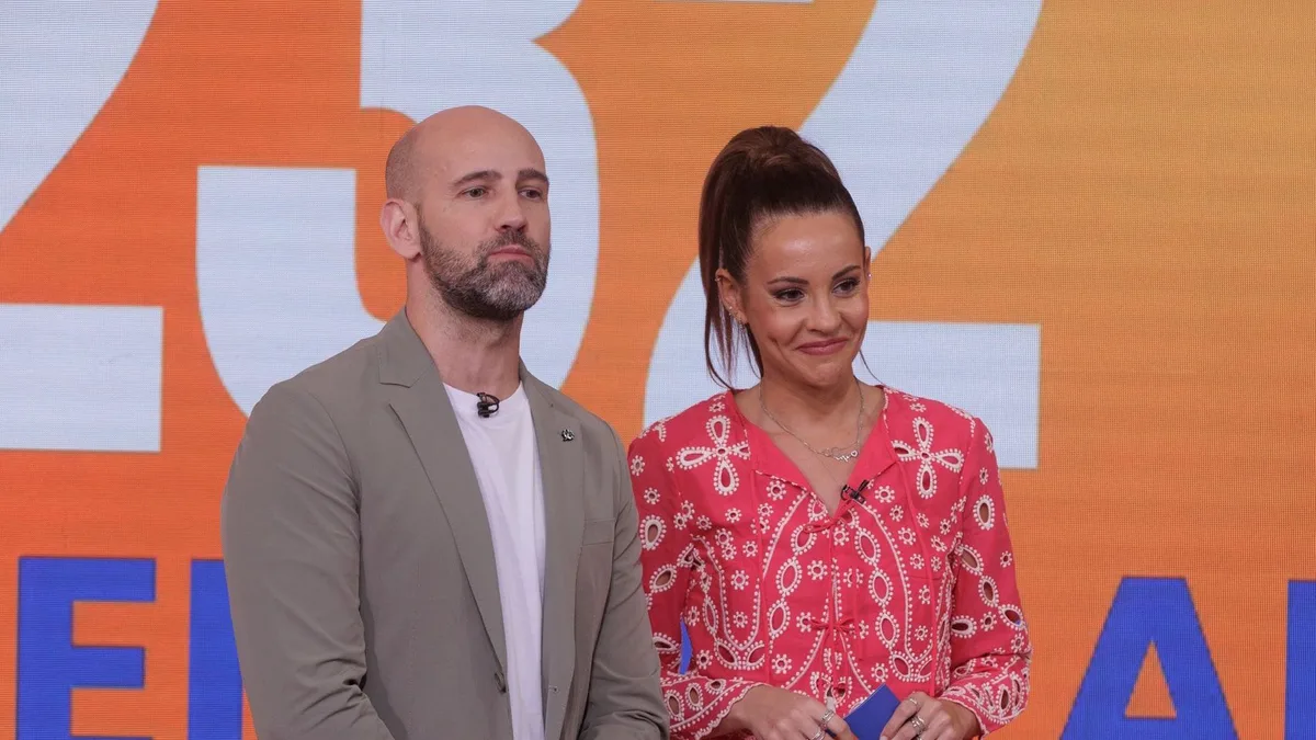Caos en TVE: un micrófono abierto traiciona a Gonzalo Miró en un atropellado inicio de 'Malas lenguas' en La 1