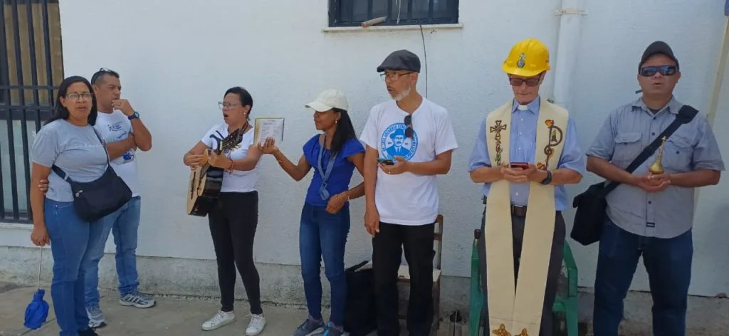 Sacerdote llevó agua bendita y oraciones a los escombros del urbanismo Luisa Cáceres de Arismendi de Playa Grande a petición de familiares y rescatistas