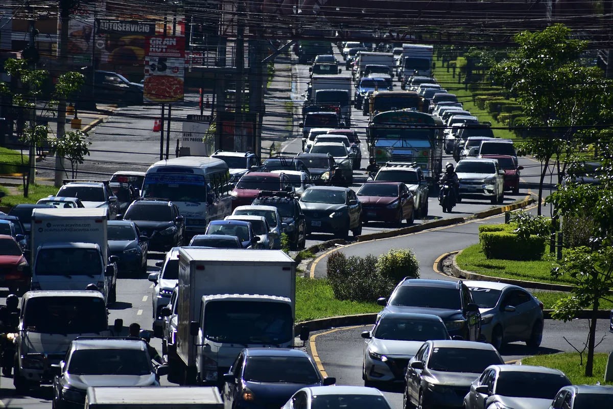 El Salvador mantiene sin cambios los precios de los combustibles hasta el 26 de octubre
