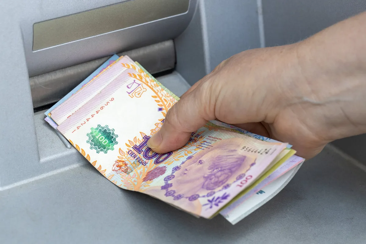Alerta por el efectivo: 148 localidades se quedaron sin lugares para retirar dinero, según un estudio