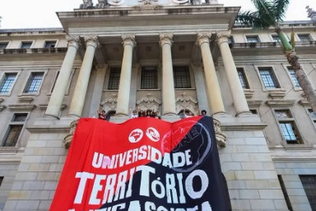 Ato de Renan Santos na Faculdade de Direito da USP gera polêmica, e grupo protesta